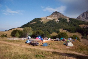 Kamp&#x20;bajkera&#x20;na&#x20;Zelengori&#x20;-&#x20;igrarije&#x20;u&#x20;Lightroom-u&#x20;sa&#x20;no&#x0107;nim&#x20;snimkom&#x20;&#x3B;-&#x29;