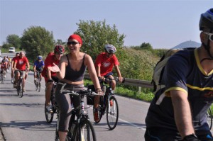 Biciklisti&#x20;voze&#x20;u&#x20;de&#x010D;iji&#x20;kamp